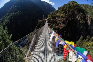 Zelfklevend Fotobehang Brug in Himalayagebergte © larisashustrova