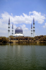 Shah Alam Mosque during sunny day.