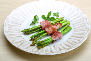 Grilled asparagus with bacon