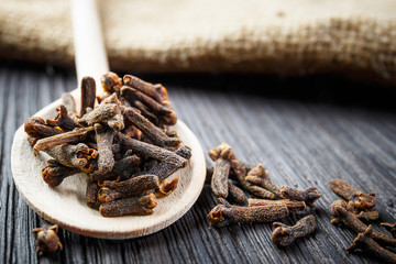 pile cloves on wooden spoon