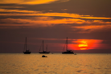 Fototapeta premium Beautiful silhouette sunset sky at Koh Lipe island, Thailand