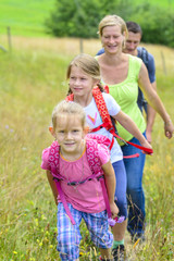 Fototapeta premium Wanderung im Grünen mit der Familie