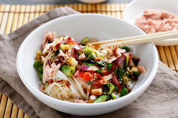 Rice noodles with tuna