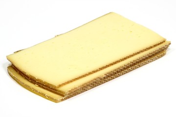 Bierkäse in Scheiben isoliert auf weißem Hintergrund