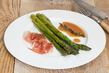 Grüner Spargel mit Schinken und Sauce