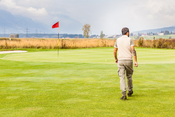 Obraz premium Red flag golf hole