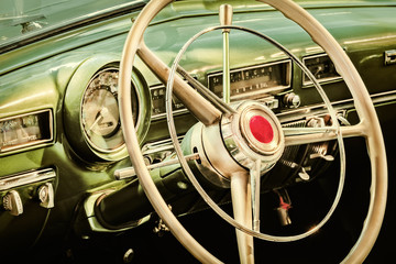 Retro stylizowany wizerunek wnętrza klasycznego samochodu - obrazy, fototapety, plakaty