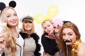 Frauen machen Foto vor Photobooth