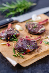 Lammkarree zum Grillen vorbereitet