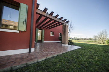Bellissima villa rossa fronte giardino