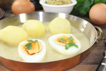 frische saure Senfeier mit Sauce und Kartoffeln
