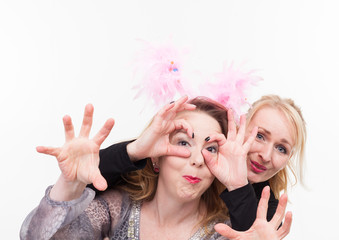 Frauen machen Foto vor Photobooth