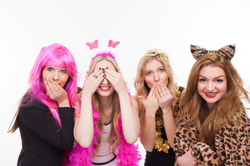 Frauen machen Foto vor Photobooth