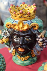 Oggetto d'arte in ceramica