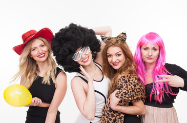 Frauen machen Foto vor Photobooth