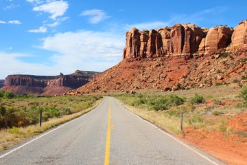 Fototapeta na wymiar Utah state road to Canyonlands National Park