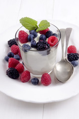 frischer hausgemachter Joghurt mit Heidelbeeren, Himbeeren und B