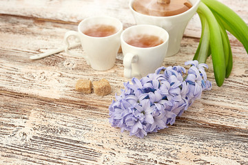Obraz na płótnie Canvas tea with sugar cubes on wooden