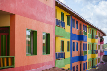 Hermosas fachadas coloridas de las casas y edificios del municipio de Guatapé ubicado en el departamento de Antioquia en Colombia