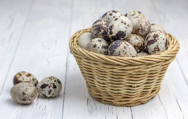 Obraz premium Many quail eggs in the basket