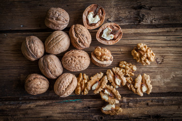 Walnut kernels and whole walnuts - Powered by Adobe
