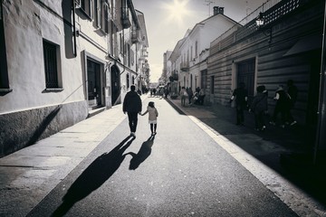 papà e figlia passeggiano al tramonto