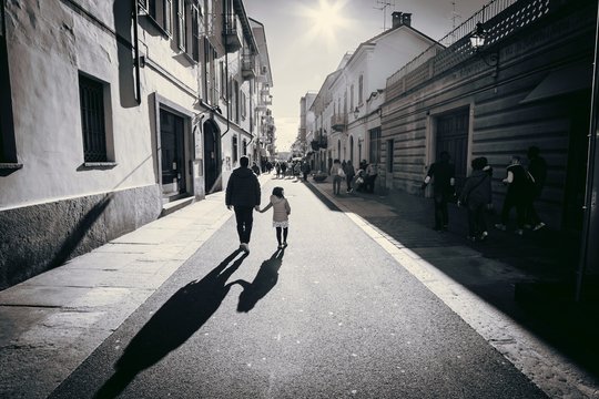 pap&agrave; e figlia passeggiano al tramonto