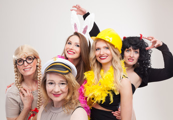 Fototapeta premium Frauen machen Foto vor Photobooth