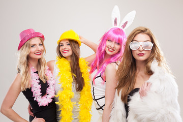 Frauen machen Foto vor Photobooth