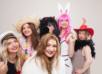 Frauen machen Foto vor Photobooth