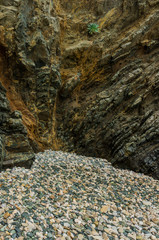 Felsformation und Kiesel an der Küste von Le Pouldu