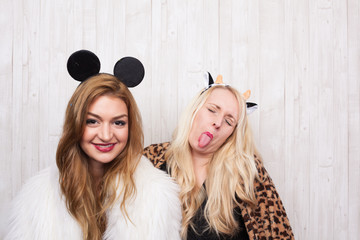 Frauen machen Foto vor Photobooth