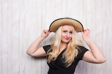 Frauen machen Foto vor Photobooth