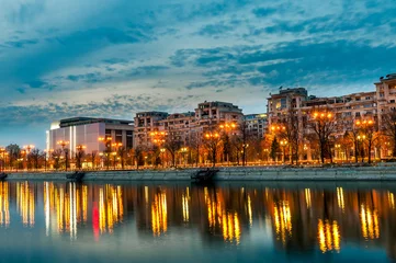 Wandaufkleber Bukarest-Stadtzentrum Splaiul Unirii in der Abenddämmerung Dambovita-Fluss © raresgud