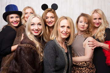 Frauen machen Foto vor Photobooth