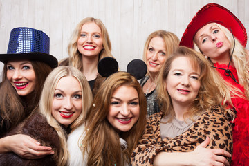Frauen machen Foto vor Photobooth