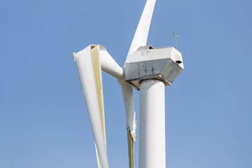 Cercles muraux Moulins Wind turbine with broken wings after a storm