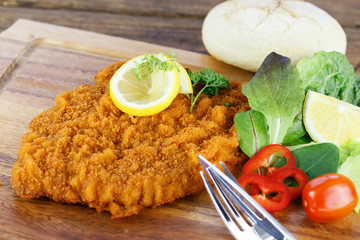 Schnitzel Wiener Art mit Salat