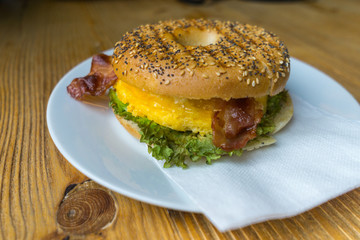 Egg and bacon begel