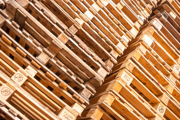 Wooden transport pallets in stacks.  - 81187475