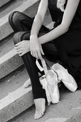 Ballet dancer resting on a flight of stairs crossing her hands © nikitoikaiata