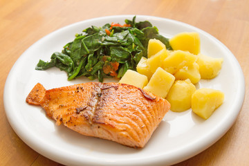 Lachsfilet mit Blattspinat