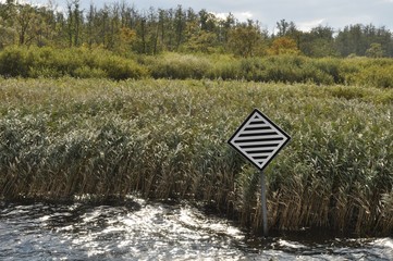 Wasserzeichen. Einfahrtzeichen linkes Ufer.