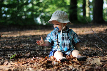 Kleinkind im Wald rechts