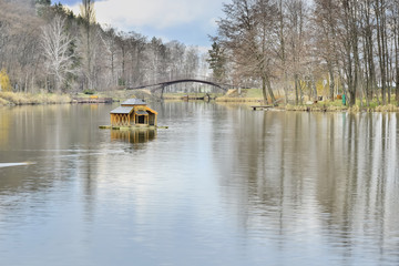 Вид на красивое озеро в ландшафтном парке