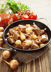 Stewed beef with onions and tomatoes, stifado