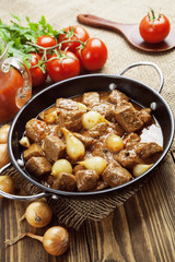 Stewed beef with onions and tomatoes, stifado