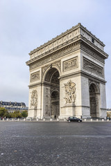 Fototapeta na wymiar Arc de Triomphe de l'Etoile on Charles de Gaulle Place, Paris