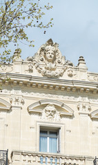 Fototapeta na wymiar Statue en façade d'immeuble