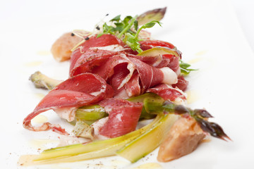 Geräuchertes von Ente mit grünem Spargel und Bananen-Chutney